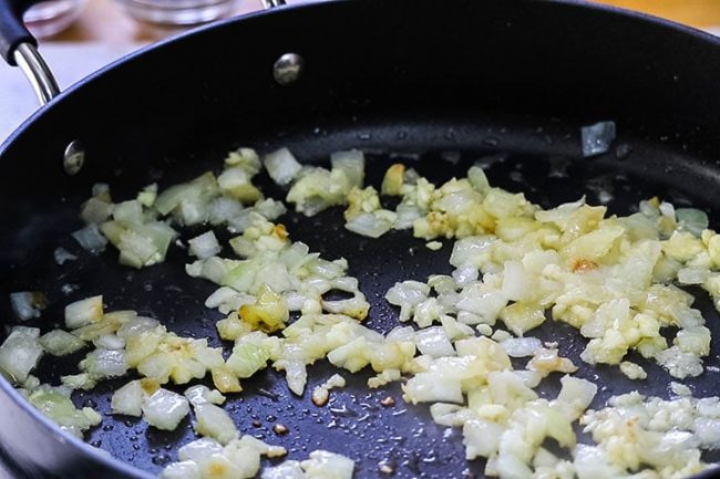 Garnishing onion and garlic cloves