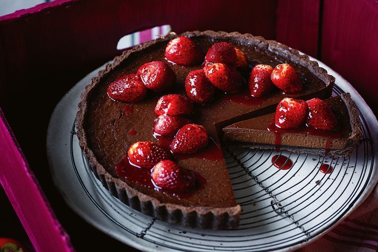 Oven-baked strawberry tart topped with fresh strawberries